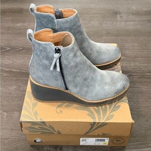 New with tags Sofft Light Gray Suede Wedge Boots